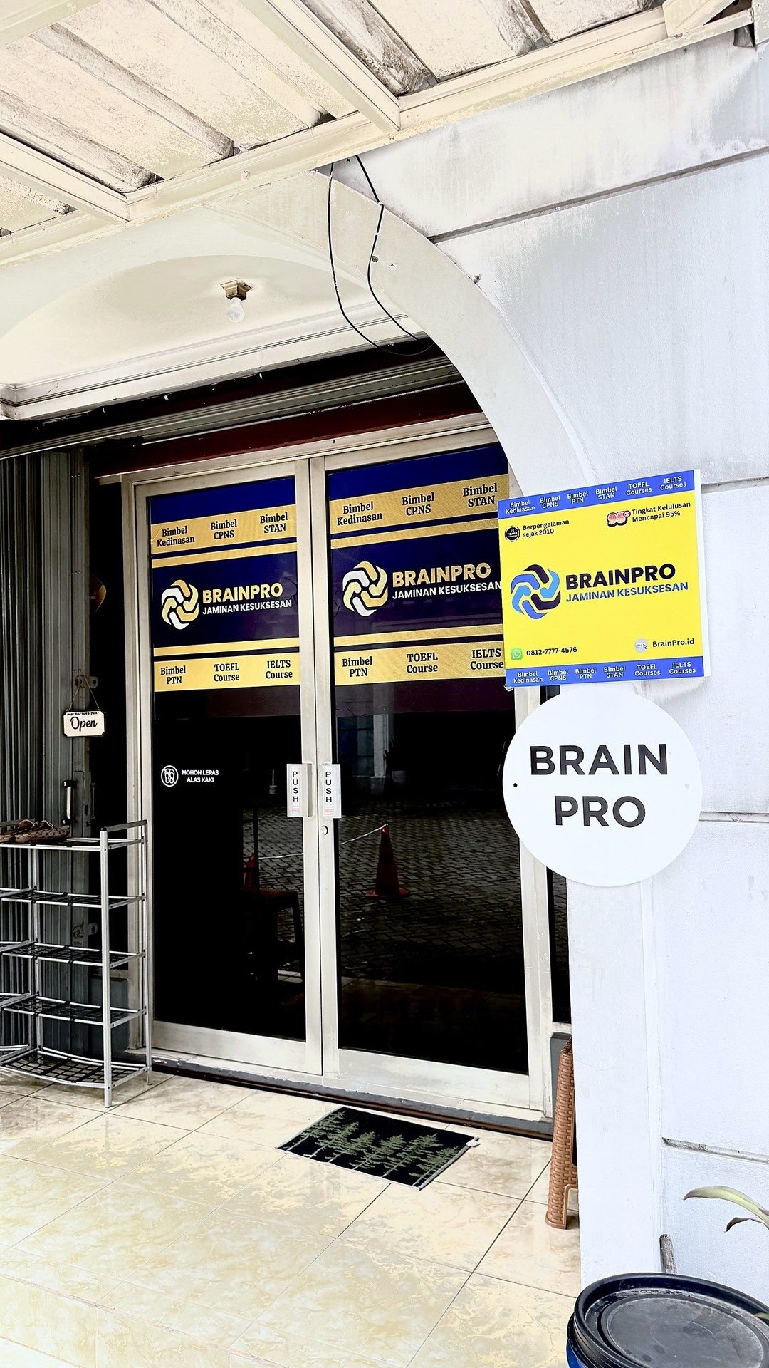 Pintu depan kelas BrainPro di Ruko Blok C36, Bintaro