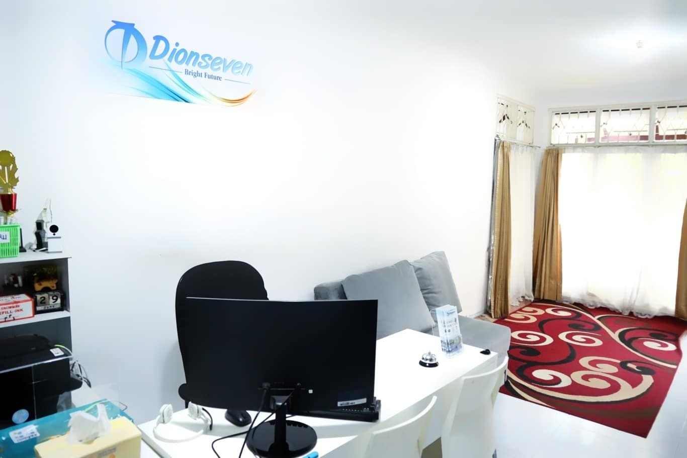 Ruang kantor Dionseven dengan logo lama di dinding