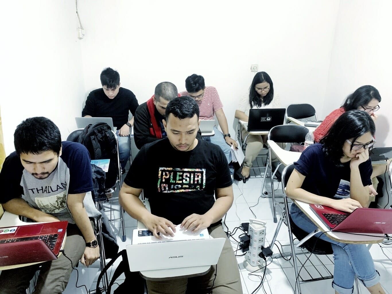 Peserta Dionseven mengerjakan soal di laptop dalam kelas