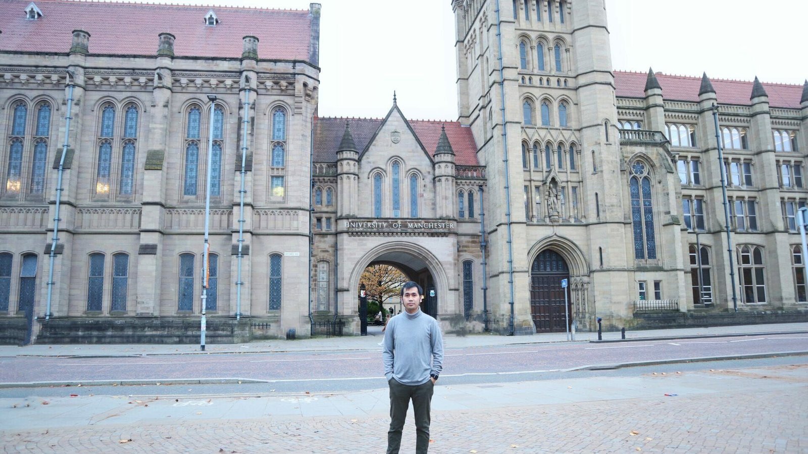 Dion Prayoga di depan gedung The University of Manchester