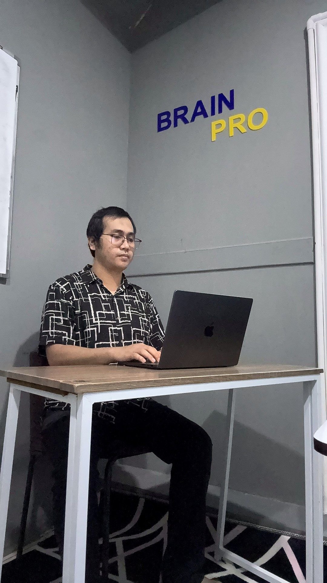 Dion Prayoga, pendiri Dionseven, bekerja di meja dengan laptop