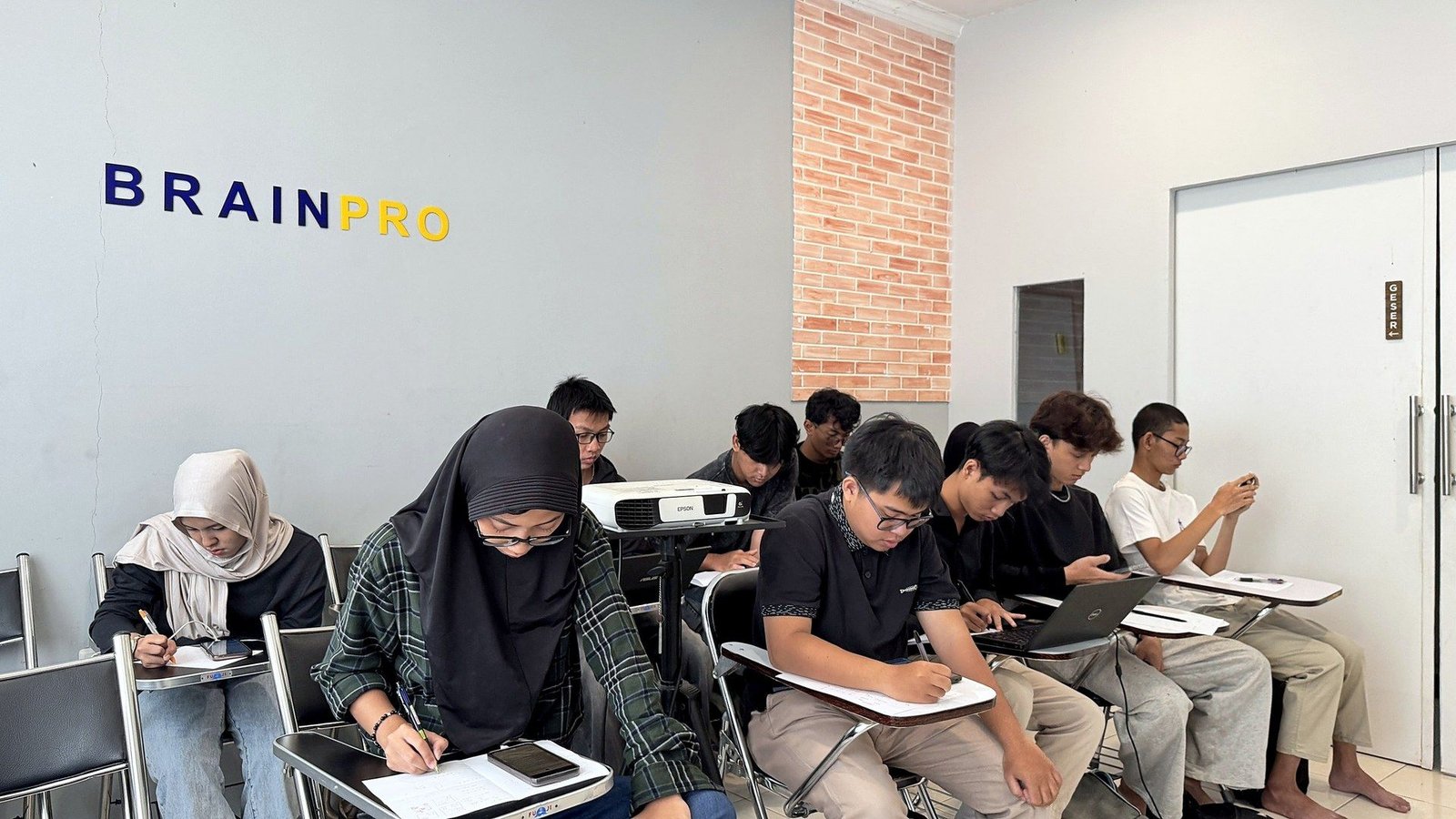 Peserta BrainPro menulis jawaban di kelas Bintaro